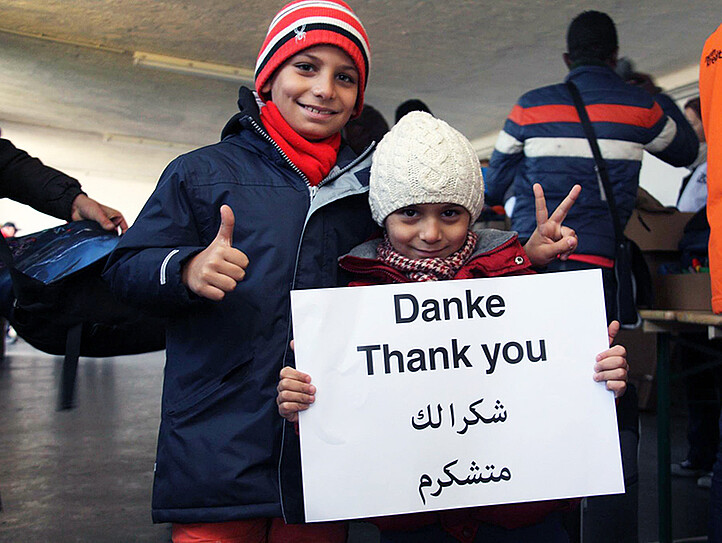 Flüchtlingskinder mit Schild Danke