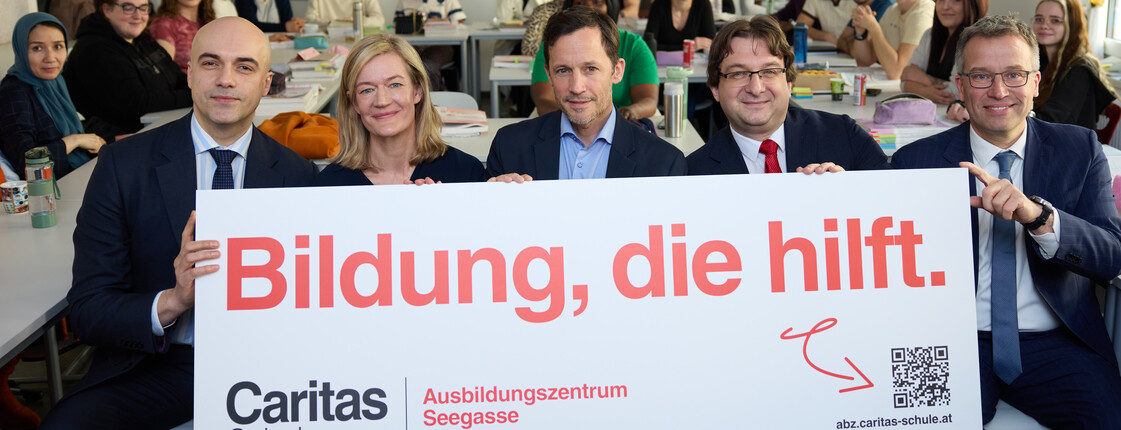 Ein Gruppe von Menschen in einer Schulklasse.