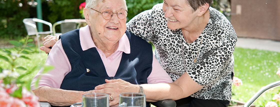 Zwei Frauen im Garten