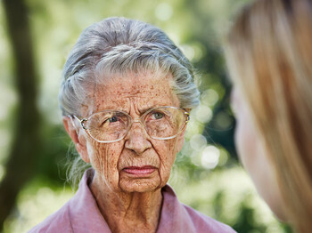 Eine ältere Dame mit Angehöriger