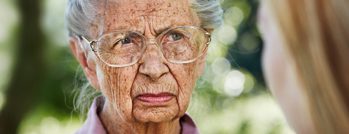 Eine ältere Dame mit Angehöriger