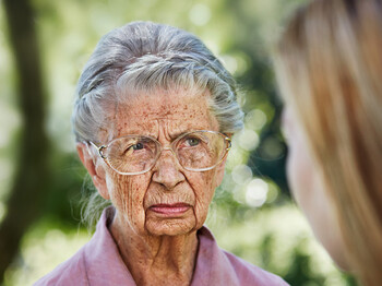 Eine ältere Dame mit Angehöriger