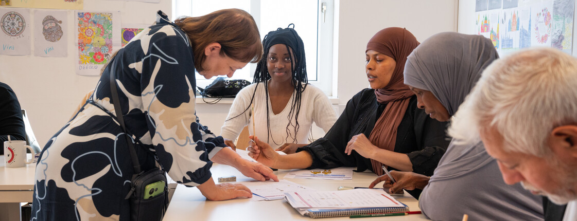 4 Menschen im Deutschkurs