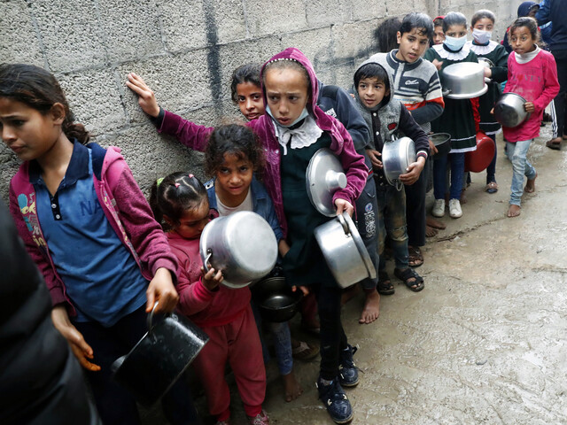 Palestinians Distribute Food