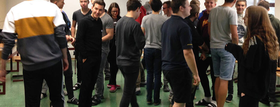 Jugendliche beim Workshop in der Schule