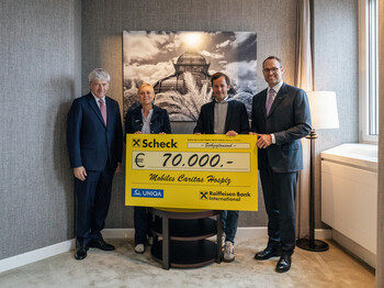 Raiffeisen Bank International Vorstandsvorsitzender Johann Strobl und UNIQA Vorstandsmitglied René Knapp übergeben den Spendenscheck an Christina Heger (Caritas Wien) und Klaus Schwertner, Caritasdirektor der Erzdiözese Wien