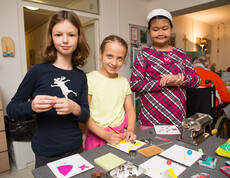 Schülerinnen der 4. Klasse, Volksschule Celtesgasse, beim Basteln von Schmuck mit Fimo im Haus Franz Borgia