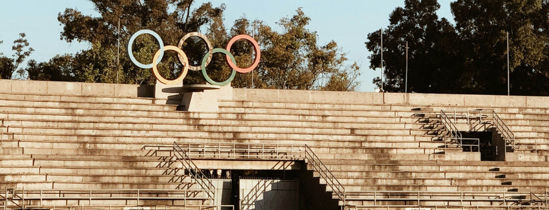 Stadion mit Tribüne und den 5 Olympischen Ringen 