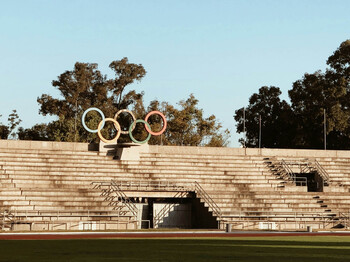 Stadion mit Tribüne und den 5 Olympischen Ringen 