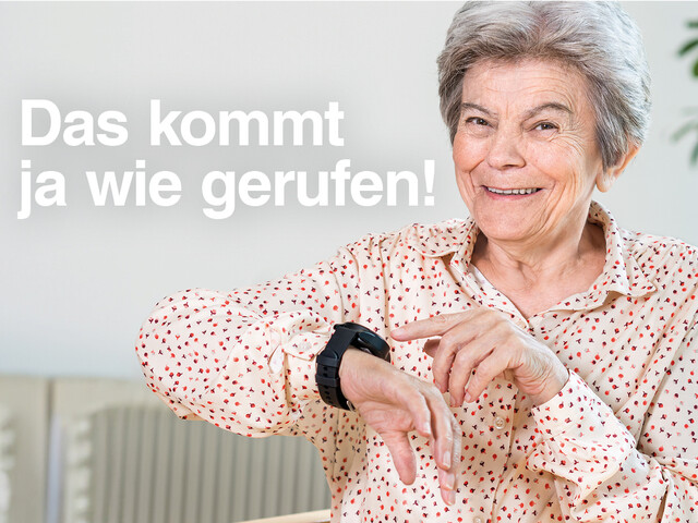 Eine Person in einem hellen Raum zeigt auf eine schwarze Armbanduhr, während links groß der Satz „Das kommt ja wie gerufen!“ steht.