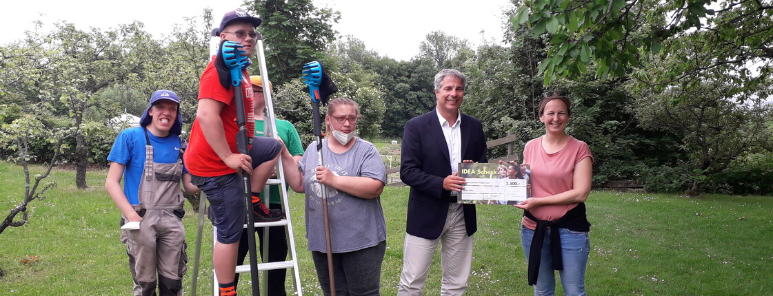 Spendenübergabe im Garten am Himmel
