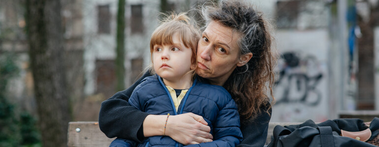 Frau mit ihrem Kind auf der Parkbank