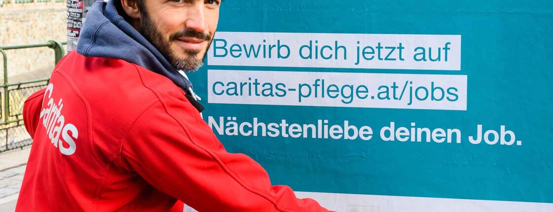 Person vor Plakatwand
