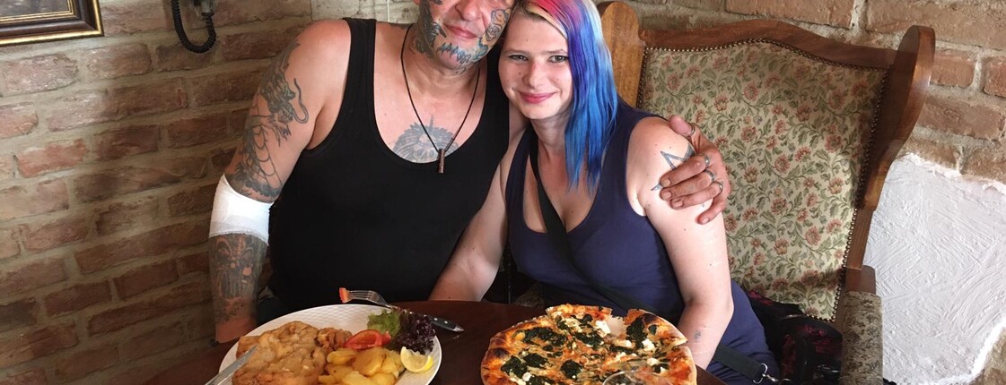 Frau und Mann in Restaurant