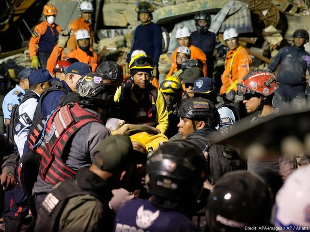 Einsatzkräfte und Menschen nach dem Erdbeben in Venezuela.