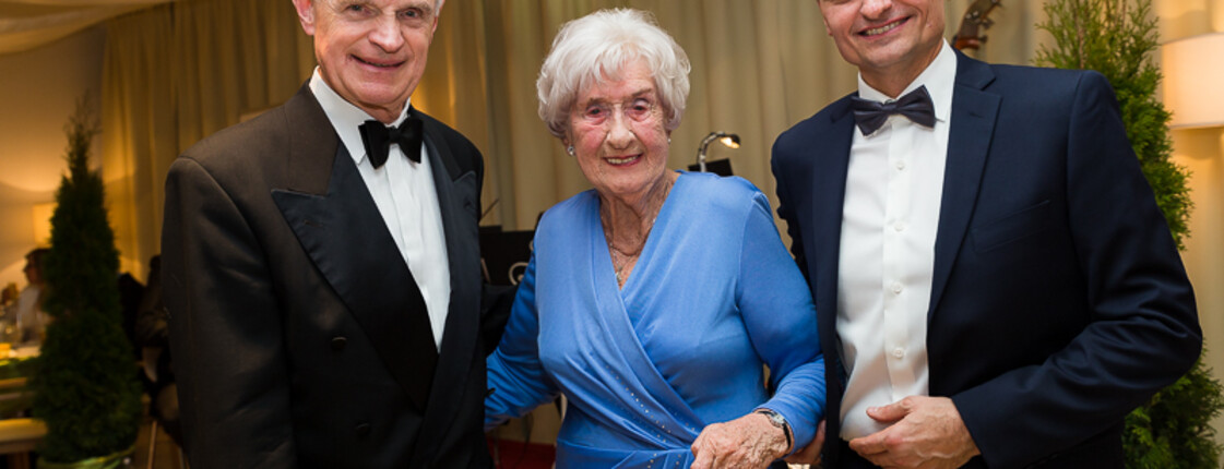 Prof. Thomas Schäfer-Elmayer, Elisabeth Pischinger (Bewohnerin Haus St. Teresa) und Hausleiter Michael Huber