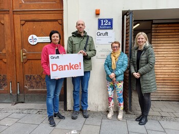 Mag. Christina Korpitsch, Dr. Barbara Rangetiner, Initiator Ing. Stefan Matousek und Gruft-Leiterin Lis Pichler  bei einer symbolischen Dankeschön-Übergabe vor der Wiener Obdachloseneinrichtung Gruft.