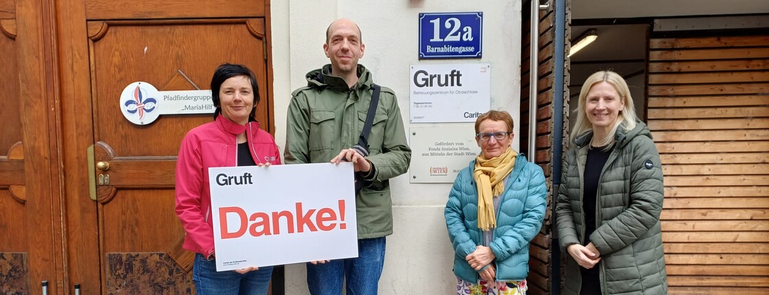 Mag. Christina Korpitsch, Dr. Barbara Rangetiner, Initiator Ing. Stefan Matousek und Gruft-Leiterin Lis Pichler  bei einer symbolischen Dankeschön-Übergabe vor der Wiener Obdachloseneinrichtung Gruft.