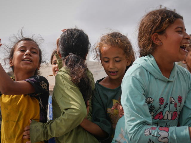 Palästinenser feiern am Donnerstag, den 9. Oktober 2025, in Khan Younis im südlichen Gazastreifen nach der Ankündigung, dass Israel und die Hamas sich auf die erste Phase eines Friedensplans zur Einstellung der Kämpfe geeinigt haben.