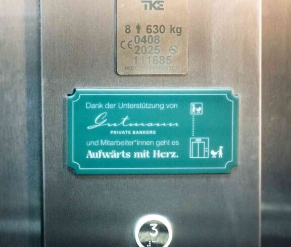 „Eine Plakette erinnert dauerhaft an das Engagement der Bank Gutmann AG und ihrer Mitarbeiter*innen im Rahmen der Initiative ‚Aufwärts mit Herz‘.“ © Stefanie Steindl