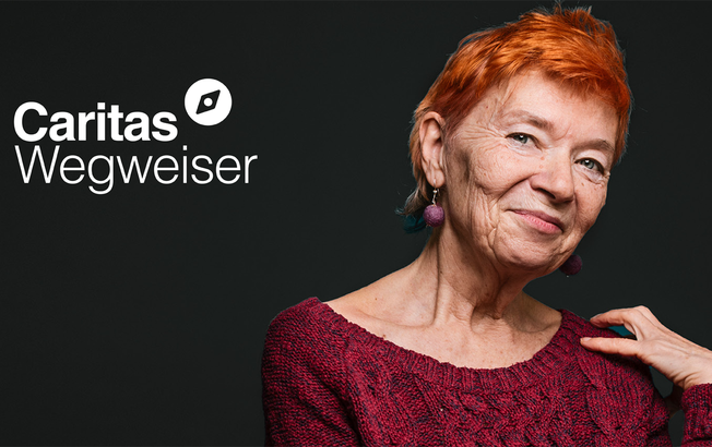 Porträt einer älteren Dame auf schwarzem Hintergrund, links oben ein Logo "Caritas Wegweiser"
