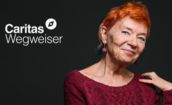 Porträt einer älteren Dame auf schwarzem Hintergrund, links oben ein Logo "Caritas Wegweiser"