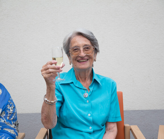 Ad multos annos! Prost! Bewohnerin Margit Holdhaus freut sich mit!