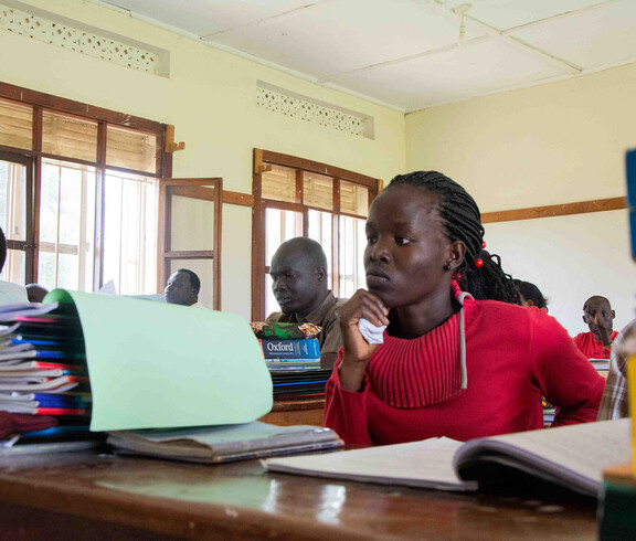 Erwachsene Lernende hören konzentriert im Klassenraum im Südsudan zu