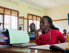 Erwachsene Lernende hören konzentriert im Klassenraum im Südsudan zu