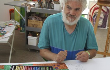 Künstler mit Pastell-Ölkreiden im Atelier der Caritas-Kunstgruppe im Weinviertel.