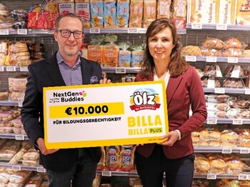 Scheckübergabe bei BILLA, v.l.n.r. Robert Nagele, BILLA Vorstand und Sabine Exel, Key Account Managerin Ölz der Meisterbäcker