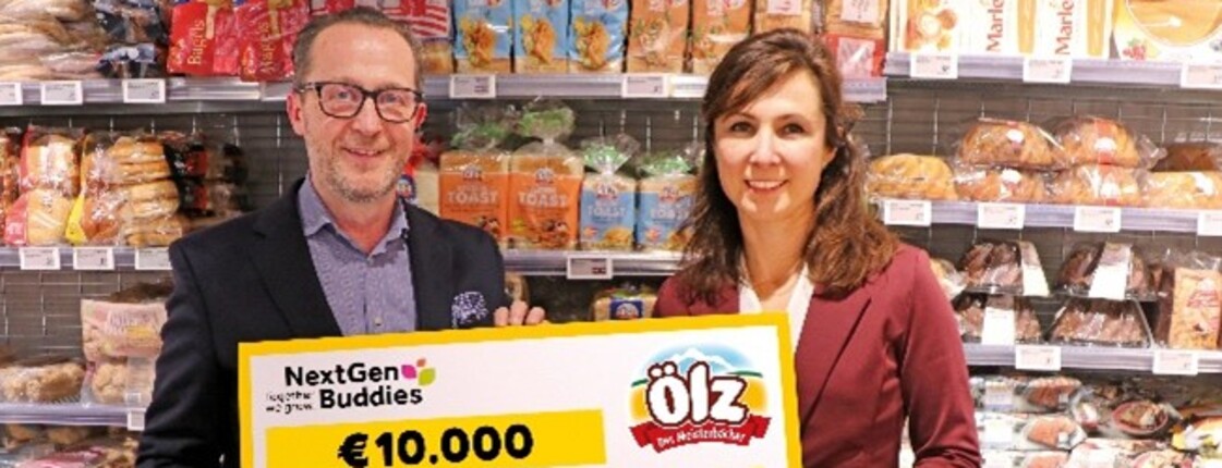 Scheckübergabe bei BILLA, v.l.n.r. Robert Nagele, BILLA Vorstand und Sabine Exel, Key Account Managerin Ölz der Meisterbäcker