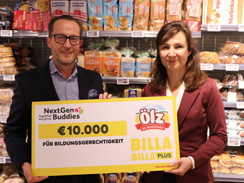 Scheckübergabe bei BILLA, v.l.n.r. Robert Nagele, BILLA Vorstand und Sabine Exel, Key Account Managerin Ölz der Meisterbäcker