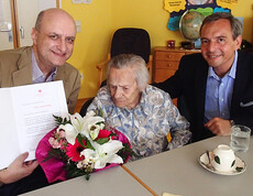 Frau Lintner, Bewohnerin im Caritas Haus St. Klemens, feierte ihren Geburtstag