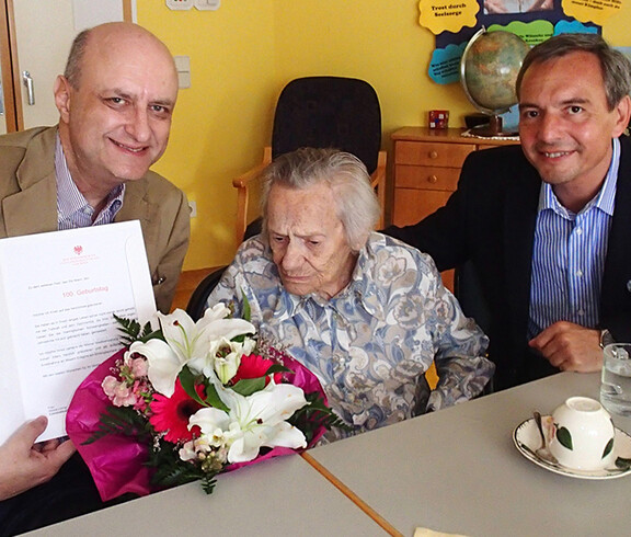 Frau Lintner, Bewohnerin im Caritas Haus St. Klemens, feierte ihren Geburtstag
