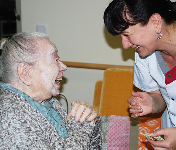 Gesichtspflege im Haus St. Bernadette