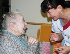 Gesichtspflege im Haus St. Bernadette