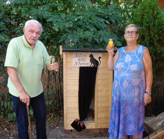 BewohnerInnen Ernst Nachtnebel und Monika Zeisenböck mit dem neuen Katzenhotel im Haus St. Barbara