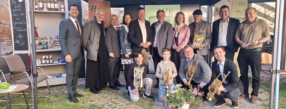 Eine Gruppe von Menschen bei einer Feier.