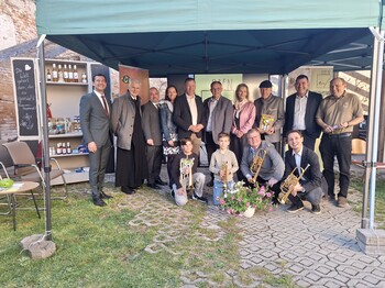 Eine Gruppe von Menschen bei einer Feier.