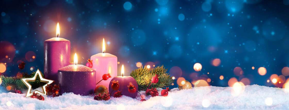 4 brennende Kerzen in unterschiedlichen Lila-Tönen daneben als Dekoration ein Stern in weiß/Gold und ein Tannenästchen mit Hagebutten verstreut. Auf einem Boden aus Schnee. Hintergrund dunkelblauer Himmel mit unterschiedlich leuchtenden Lichtpunkten