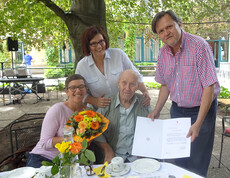 Herr Neuwirth, Bewohner im Caritas Haus Schönbrunn, feierte ihren Geburtstag
