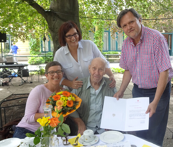 Herr Neuwirth, Bewohner im Caritas Haus Schönbrunn, feierte ihren Geburtstag