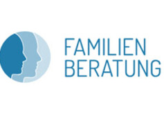 Logo der Familienberatung mit stilisierten Profilen und blauem Schriftzug auf hellem Hintergrund.