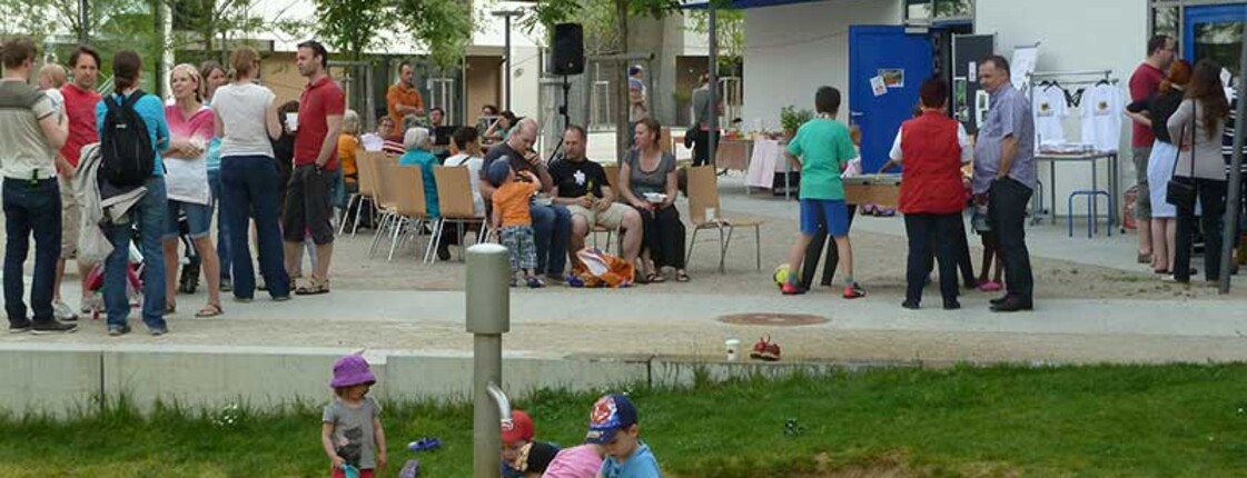 Menschen vor Wohnhaus