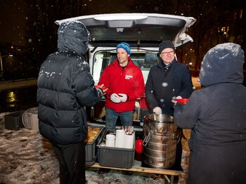 Winteraktion: Klaus Schwertner (Caritas Wien) und Rudolf Schrefl (Drei) verteilen gemeinsam heiße Suppe.