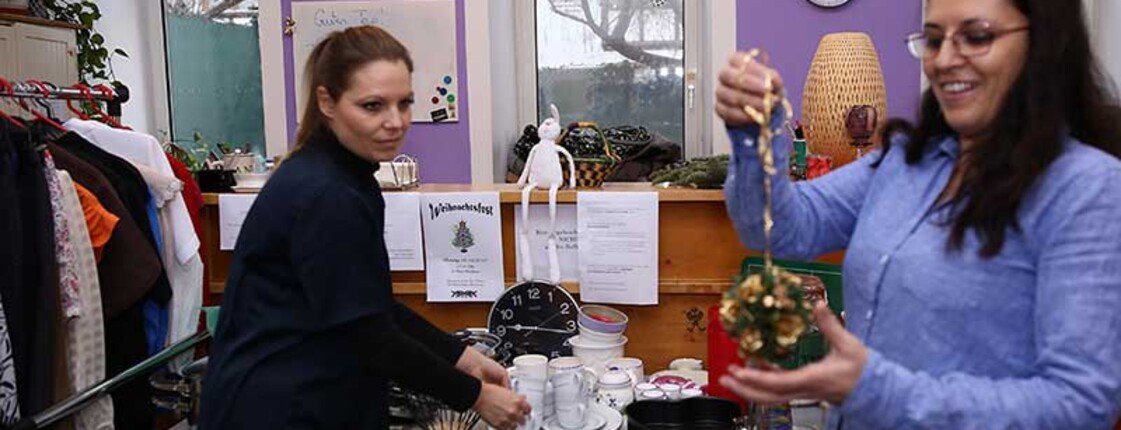 Flohmarkt im Frauenwohnzimmer Frauen beim Sonntagsflohmarkt