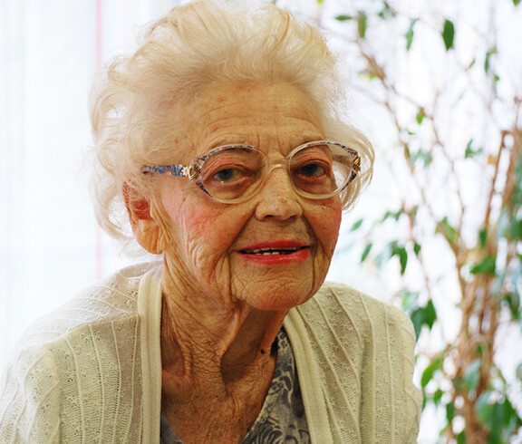 Sich wohlfühlen und hübsch machen: Eine Bewohnerin beim Wohlfühltag im Haus St. Bernadette