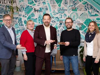 Spendenübergabe mit Alex Bodmann, Caritas Edith Pfeiffer, Jack Nasher, Caritas Robert Huemer, Caritas Marion Fercher
