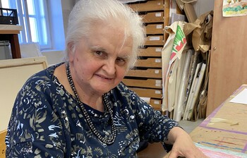 Künstlerin zeichnet mit einem Wachsstift im Atelier der Caritas-Kunstgruppe im Weinviertel.